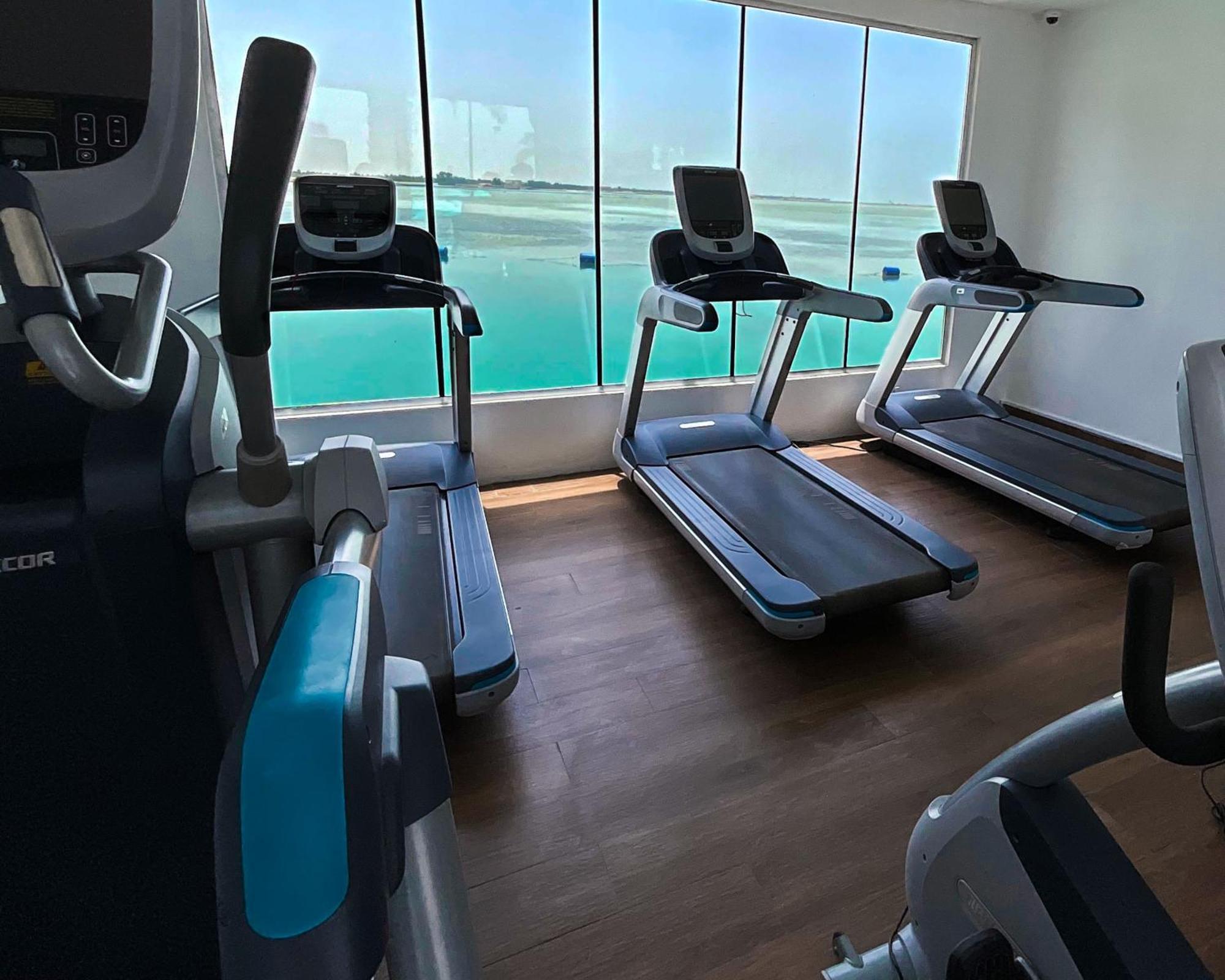 Lagoona Beach Luxury Resort And Spa Манама Экстерьер фото The gym at the hotel